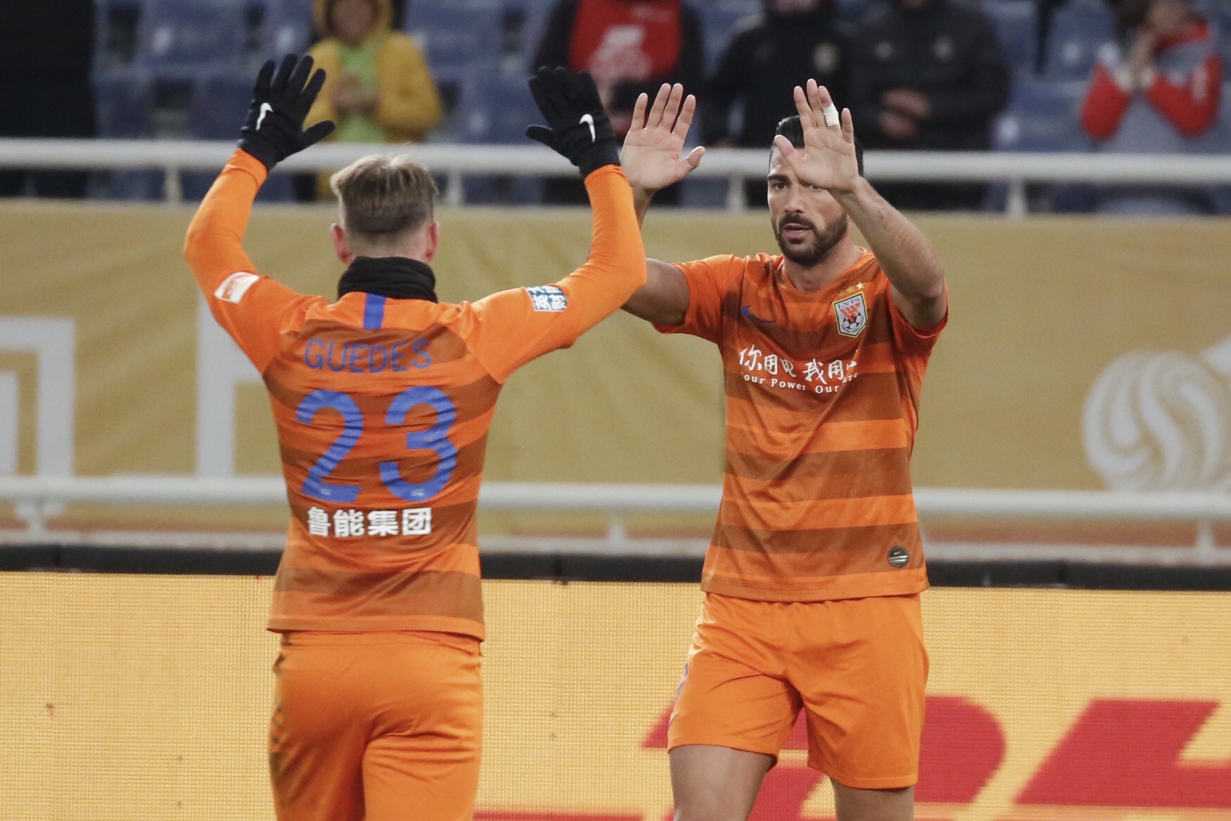 关于转会期中超传出新动向；金州勇士内部沟通；管理层表态：压力陡增；团队化学反应显著的信息