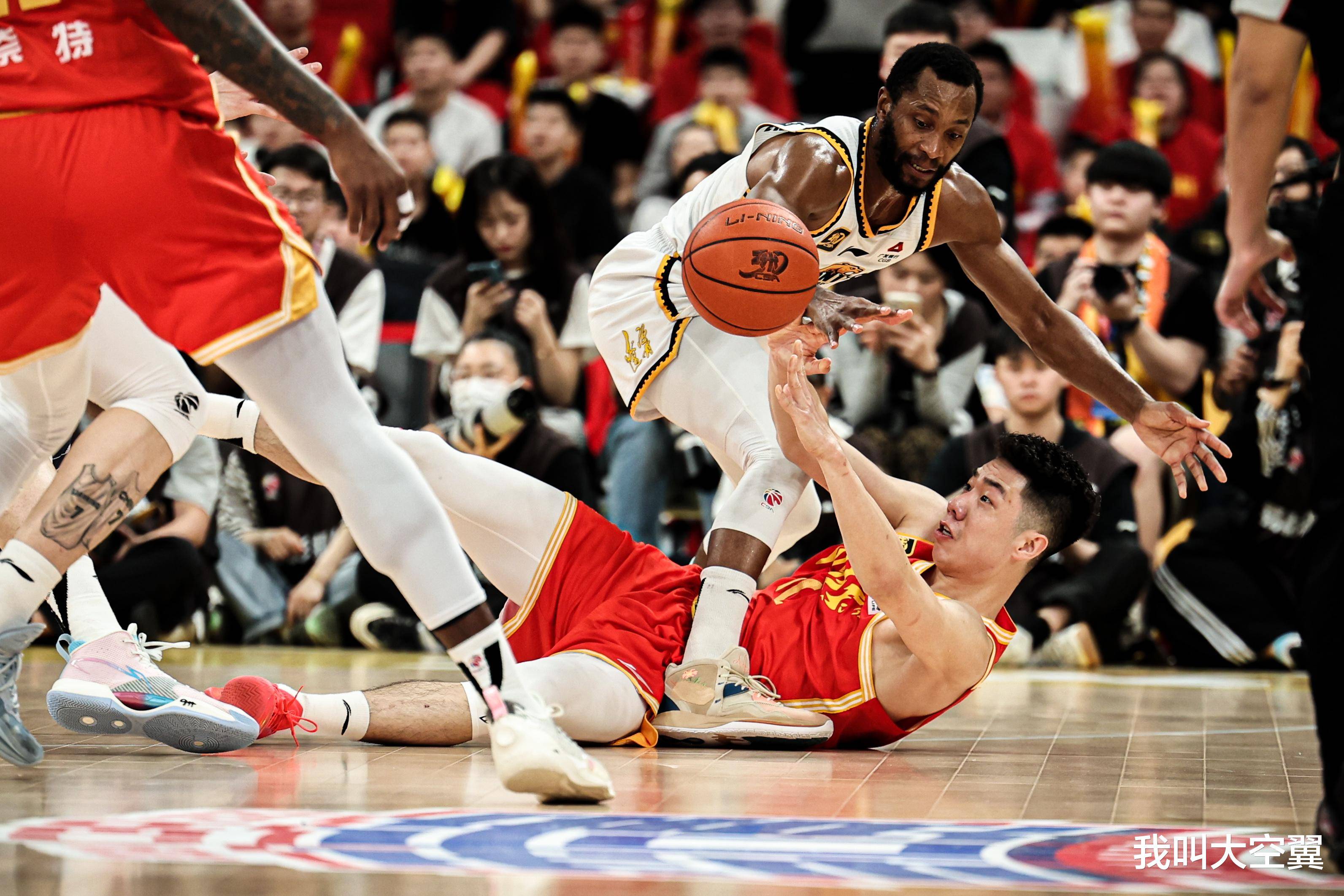 包含清晨CBA季后赛传出新动向；亚特兰大刷新队史纪录；管理层表态：气氛紧张；资深球员宣示担当的词条